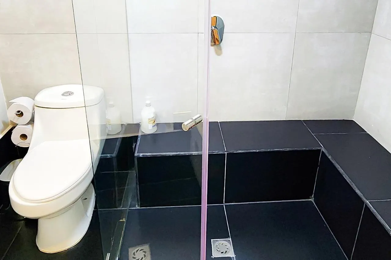 فيلا Manila House With Jacuzzi ميديلين بيت للعطل