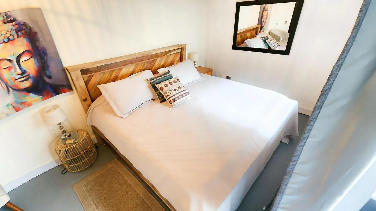 فيلا Manila House With Jacuzzi ميديلين بيت للعطل