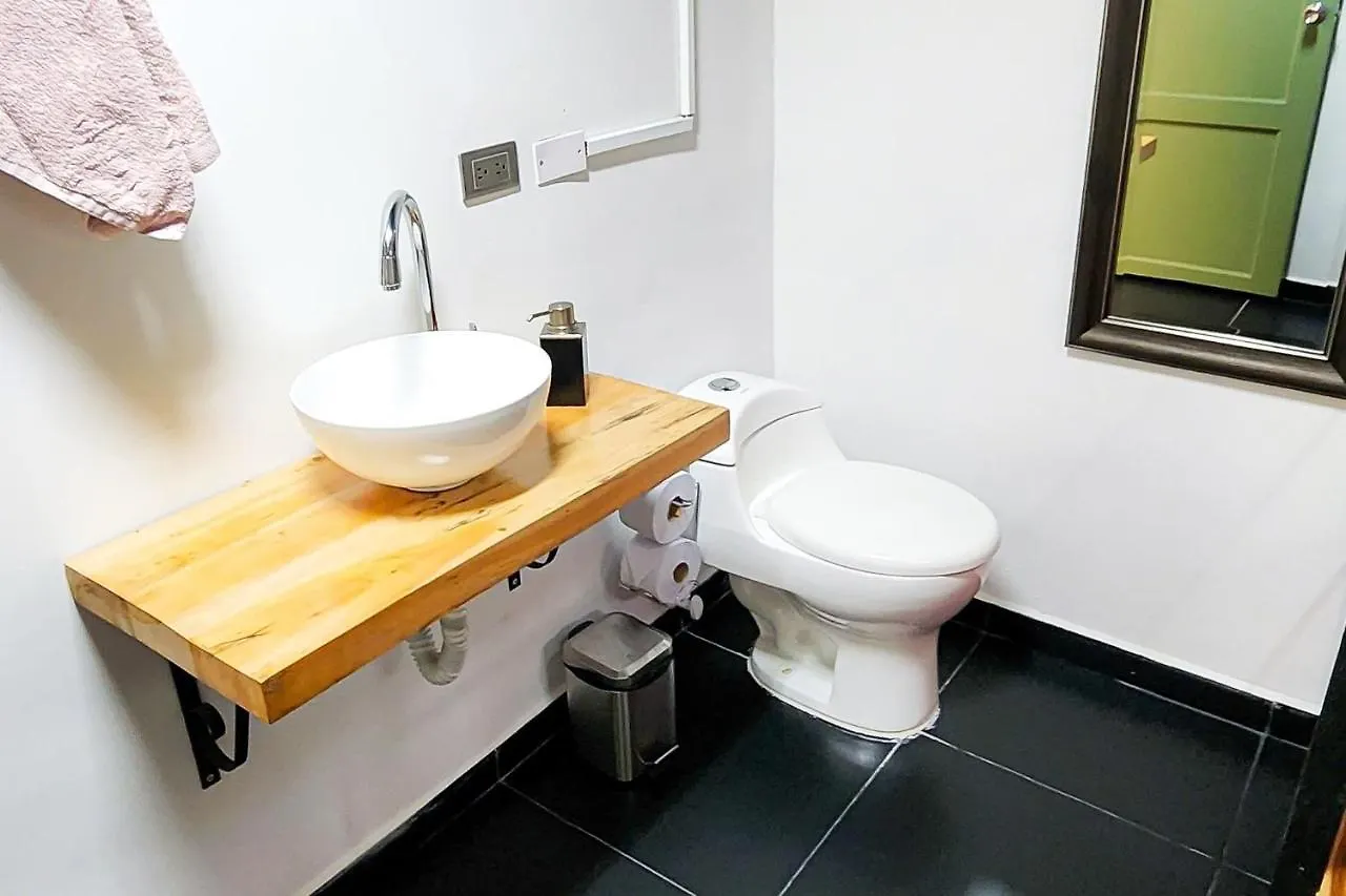 فيلا Manila House With Jacuzzi ميديلين بيت للعطل