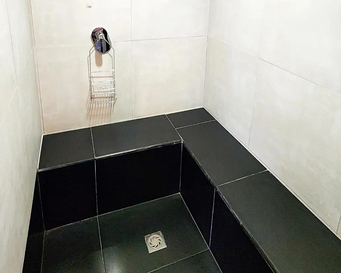 فيلا Manila House With Jacuzzi ميديلين بيت للعطل